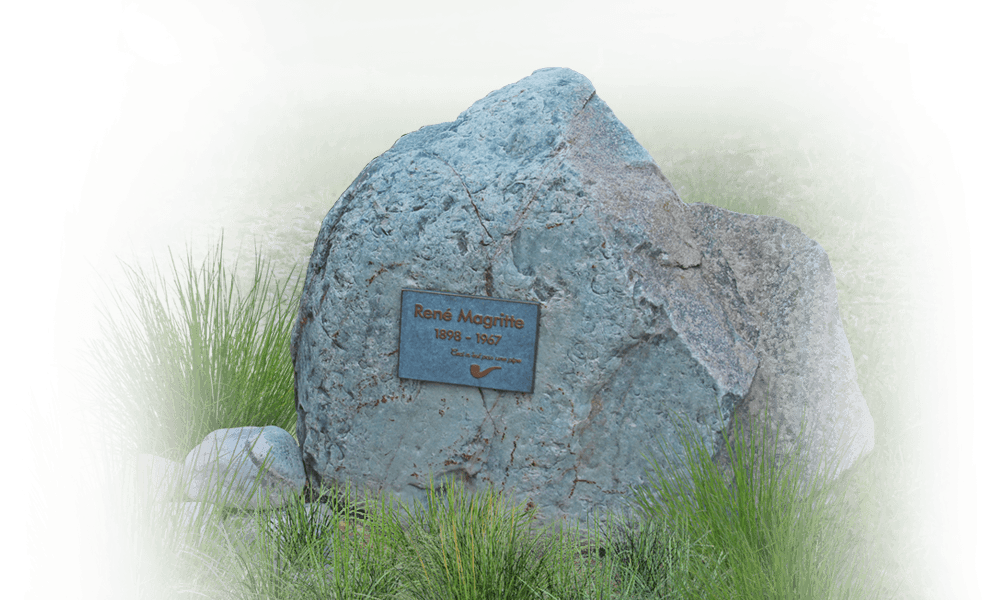grafzerk natuurbegraafplaats zwerkfkei met belettering op bronzen naamplaatje