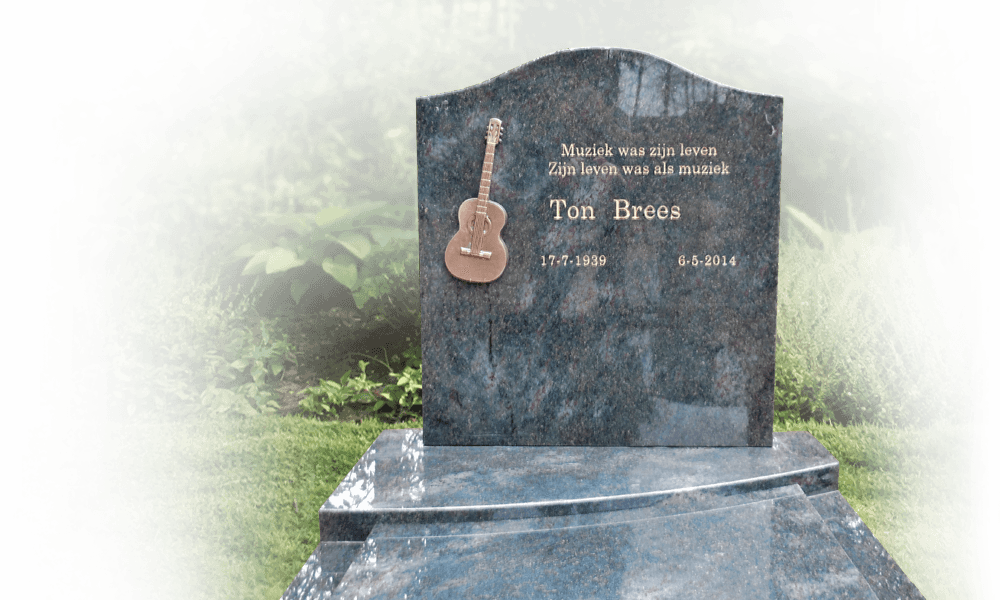 bijzondere grafzerken persoonlijk met bronzen gitaar