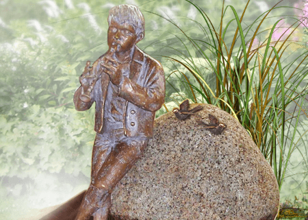 bronzen grafzerken grafbeelden jonge man die fluit speelt