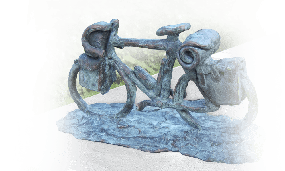 gedenkbeelden en symbolen persoonlijk fiets brons op grafzerk