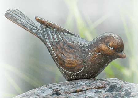 gedenkbeelden en symbolen vogel op grafzerk