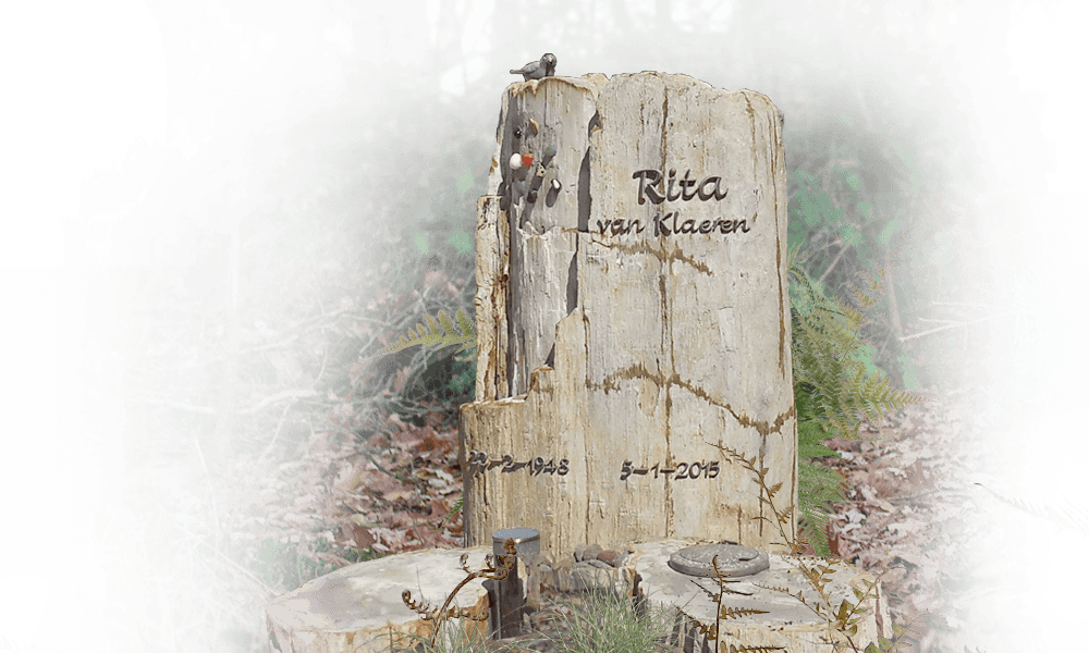 grafzerk natuurbegraafplaats versteend hout met bronzen belettering