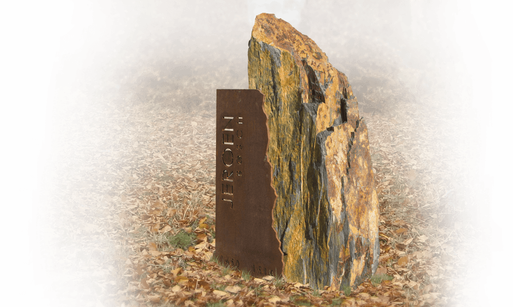 grafzerk natuurbegraafplaats zuil met cortenstaal naamplaat