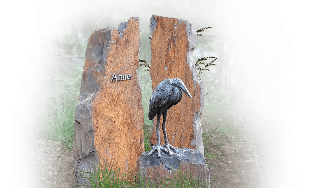 grafzerk natuurbegraafplaats zwerfkei met bronzen reiger