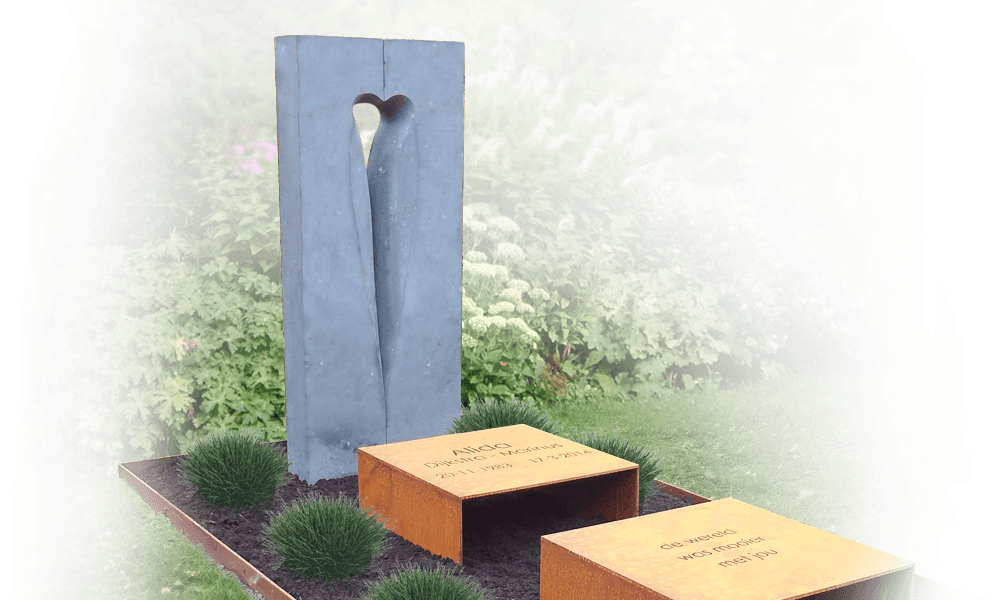 grafzerken cortenstaal met natuursteen zuil met hartje