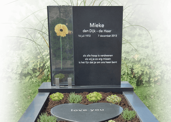 persoonlijke grafmonumenten grafaccessoires natuursteen hart en glazen letterplaat