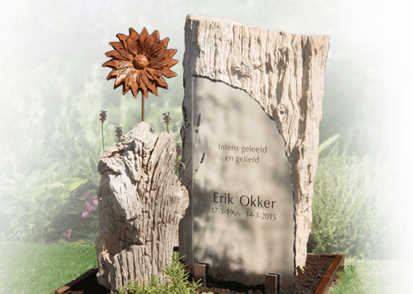 persoonlijke grafzerk versteend hout met cortenstaal bloemen