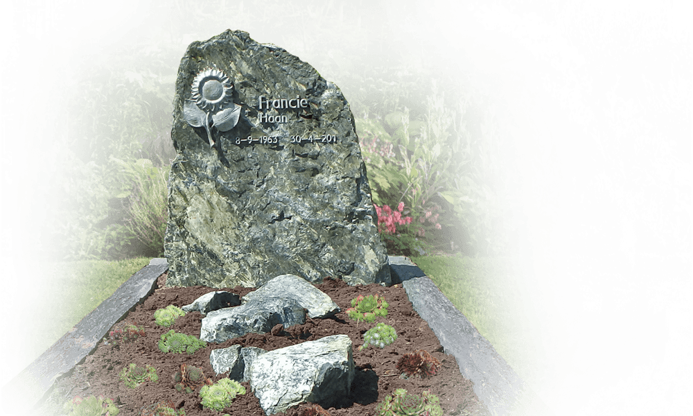 staande grafsteen met zwerfkei - ruwe steen