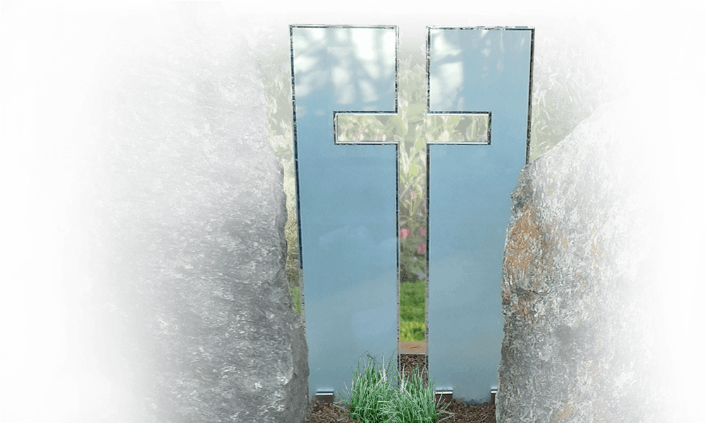 grafkruis glas tussen zwerfkeien