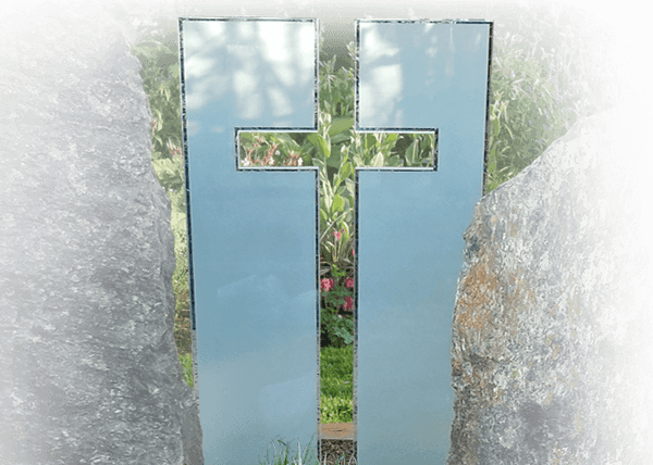 grafkruis glas tussen zwerfkeien