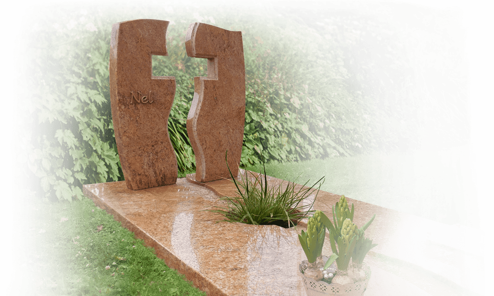kruis van natuursteen op grafsteen
