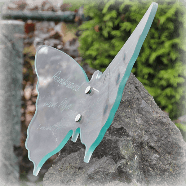 zwerfkeien inspiratietuin glazen vlinder met belettering