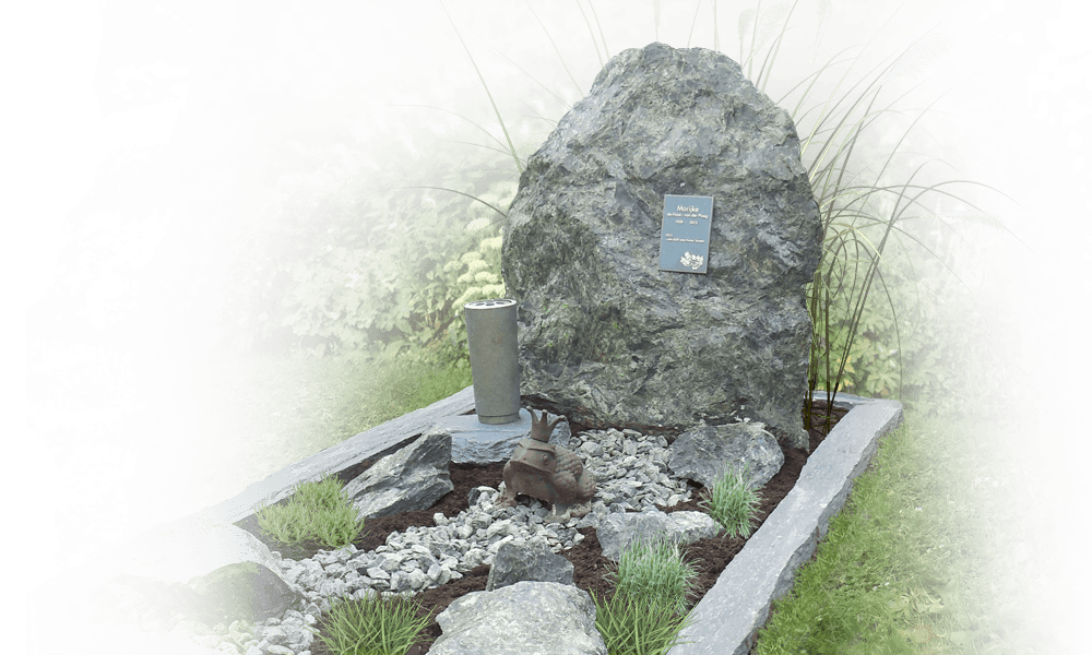 zwerfkei als grafsteen bronzen kikker naamplaatje bloemenvaas