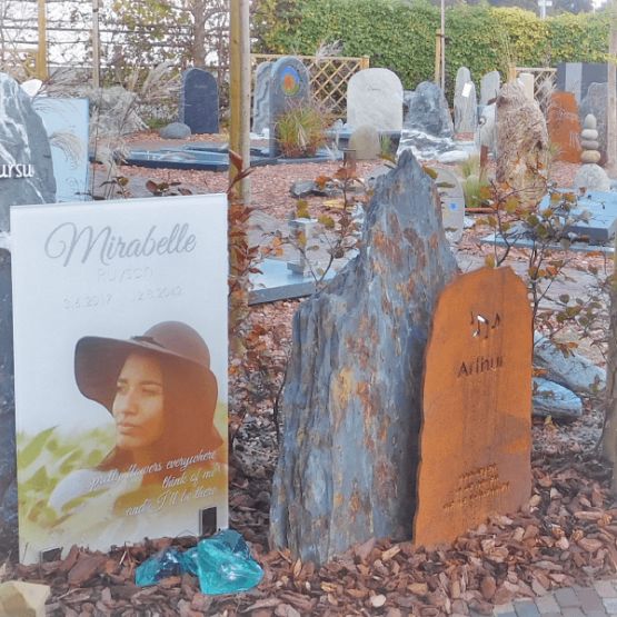 grafmonumenten voorbeeldentuin in Wezep Den Hollandsche