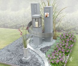 Breed grafmonument met grijze zuilen