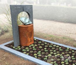 Cortenstaal grafmonument met Dolomiet zuilen en speksteen