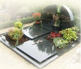 Dubbel grafmonument met bronzen boom