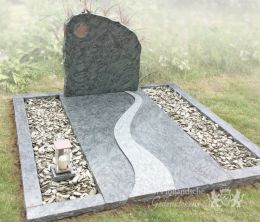 Dubbel grafmonument met ruwe steen en rivier