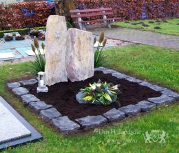 Dubbel grafmonument met twee ruwe zuilen