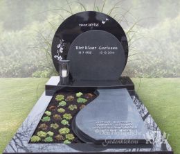 Enkel grafmonument met ronde lettersteen