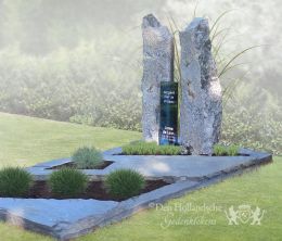 Gedenkteken met zuilen van blauw natuursteen