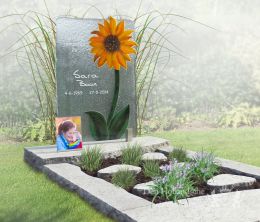 Glazen grafmonument met zonnebloem en foto