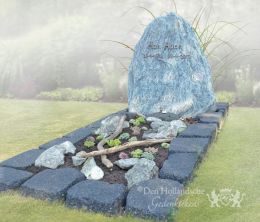 Grafmonument met blauw ruw natuursteen