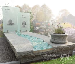 Grafmonument met brokken van glas