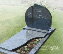 Grafmonument met ronde letterplaat