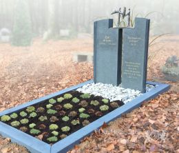 Grafmonument natuursteen met bronzen Engel