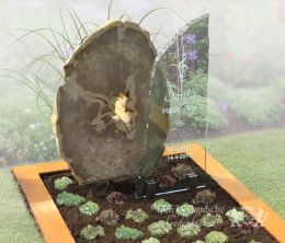 Grafsteen met versteend hout, glas en cortenstaal