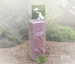 Grafsteenzuil met glas