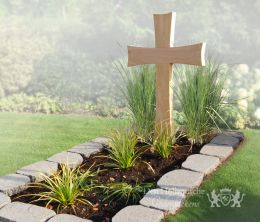 Houten grafkruis op natuurlijk gedenkteken