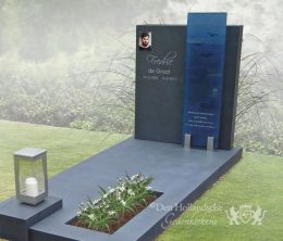 Modern vormgegeven grafmonument