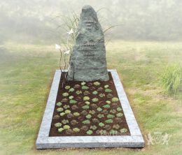 Natuurlijk grafmonument belettering RVS