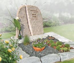 Natuurlijk grafmonument met ruwe keien