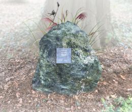 Natuurlijk grafmonument