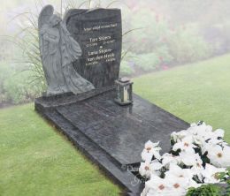 Natuursteen grafmonument met uitgehakte engel