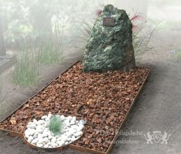 Rots grafmonument met cortenstaal