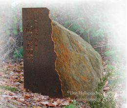 Ruwe steen met letterplaat van cortenstaal