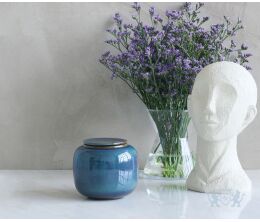 SERES klein – handgemaakte urne in groen & blauw keramiek