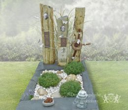 Zuilen grafmonument met leisteen omranding