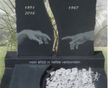 Antraciet grafmonument met klassieke illustratie foto 3