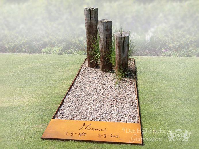 Boomstammen versteend hout grafmonument foto 1