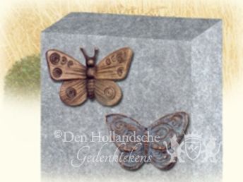 Bronzen vlinders op grafsteen