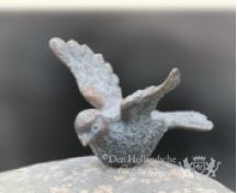 Bronzen vogeltje op grafsteen foto 2