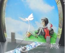 Compact kindermonument met tekening op glas foto 3