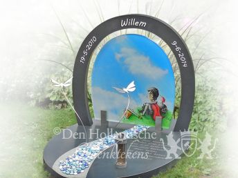 Compact kindermonument met tekening op glas