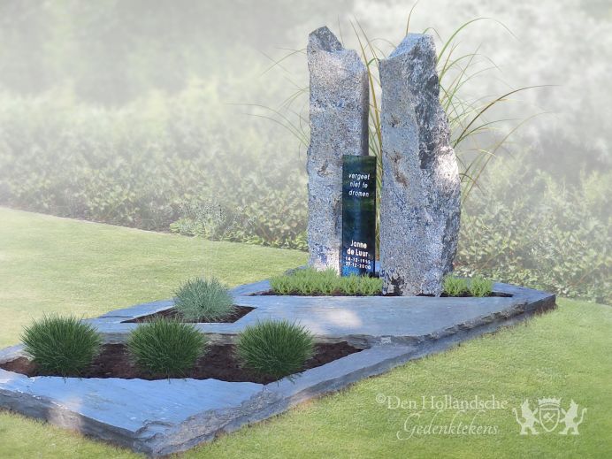 Gedenkteken met zuilen van blauw natuursteen foto 1