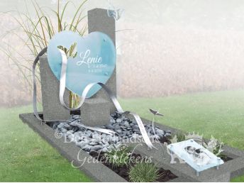 Glazen hart in kindermonument
